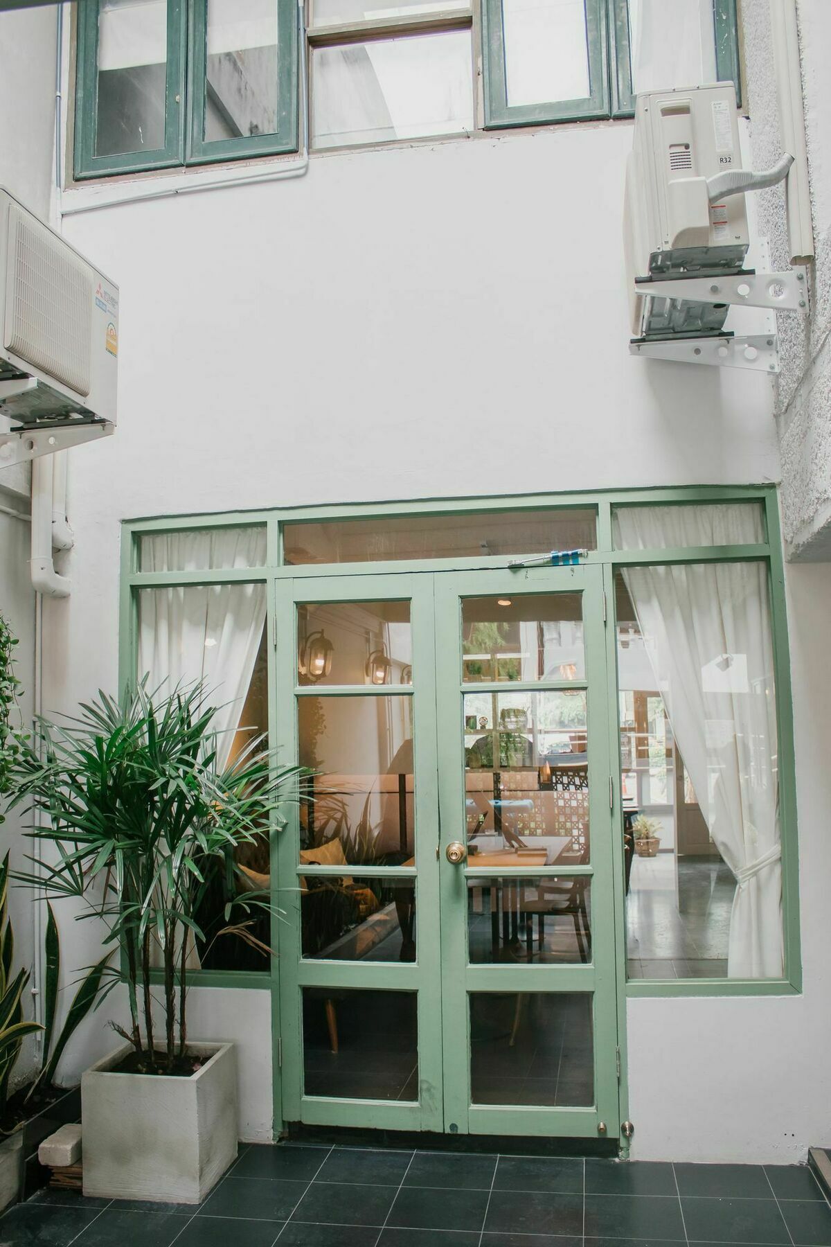 Weeping Willow Sukhumvit 26 Бангкок Экстерьер фото